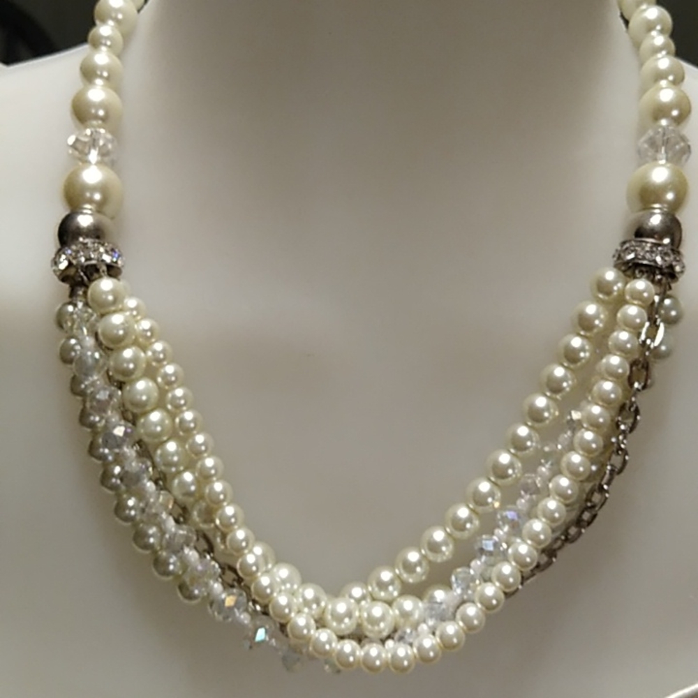 Gorgeous Faux Pearl necklace